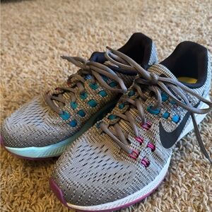 Women’s Nike Zoom Structure Running Shoes 7 Gray